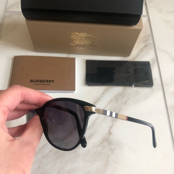 🔥NEW BURBERRY SUNGLASSES 🔥 - Picture 9 of 12